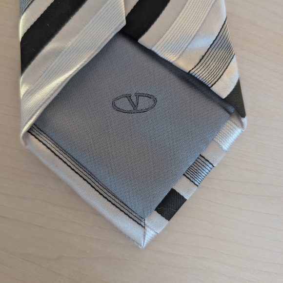 🇮🇹Valentino Black and Gray Striped Tie - Picture 6 of 9